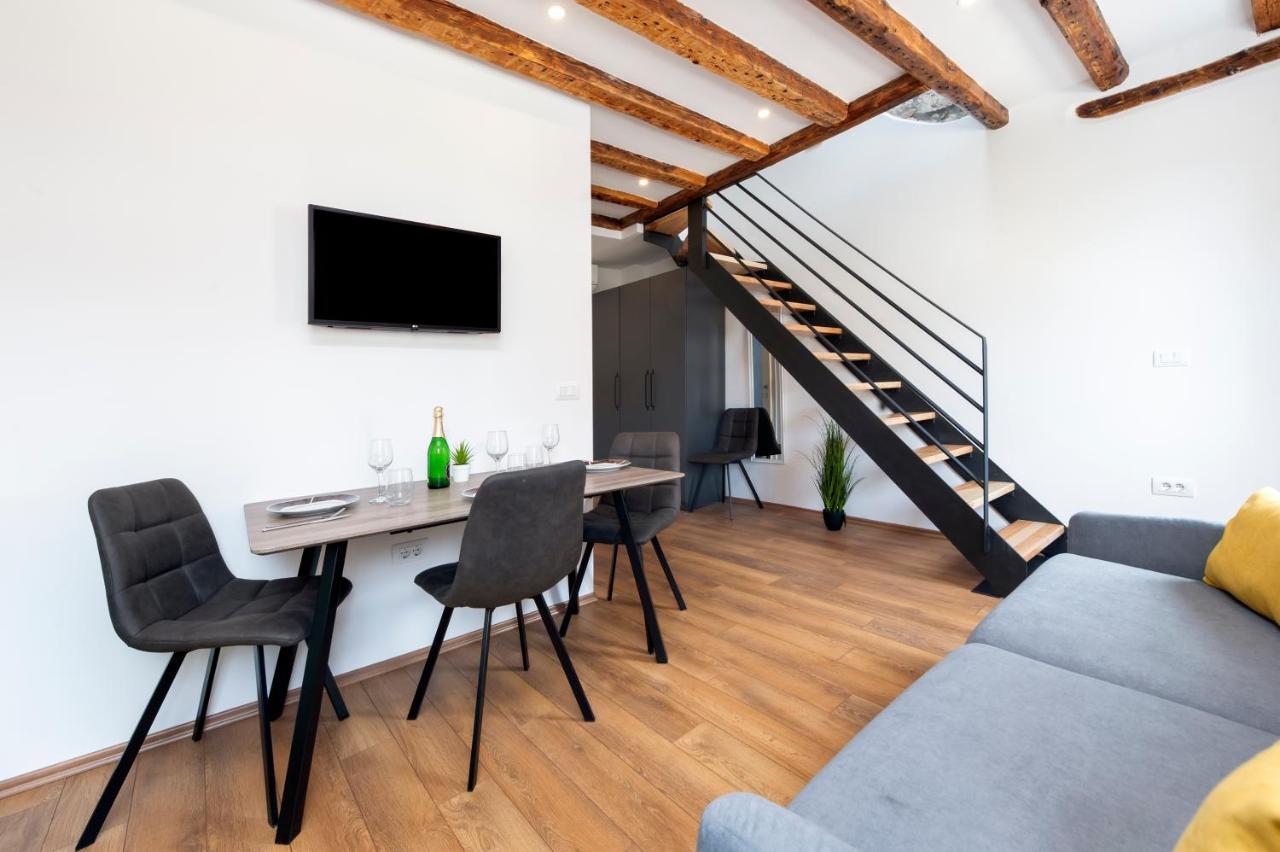 The Yellow House Apartments Ровінь Екстер'єр фото