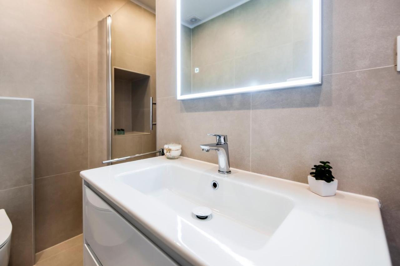 The Yellow House Apartments Ровінь Екстер'єр фото