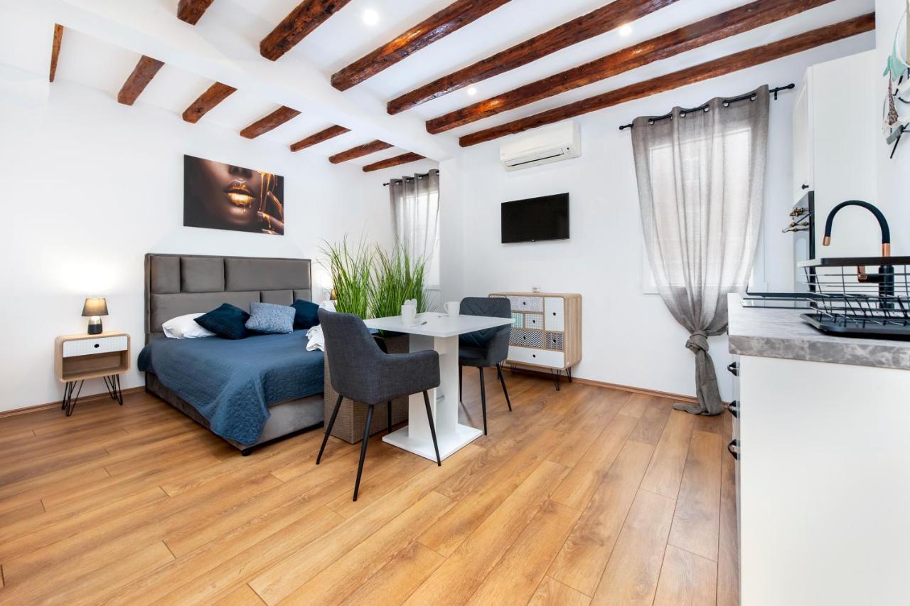 The Yellow House Apartments Ровінь Екстер'єр фото